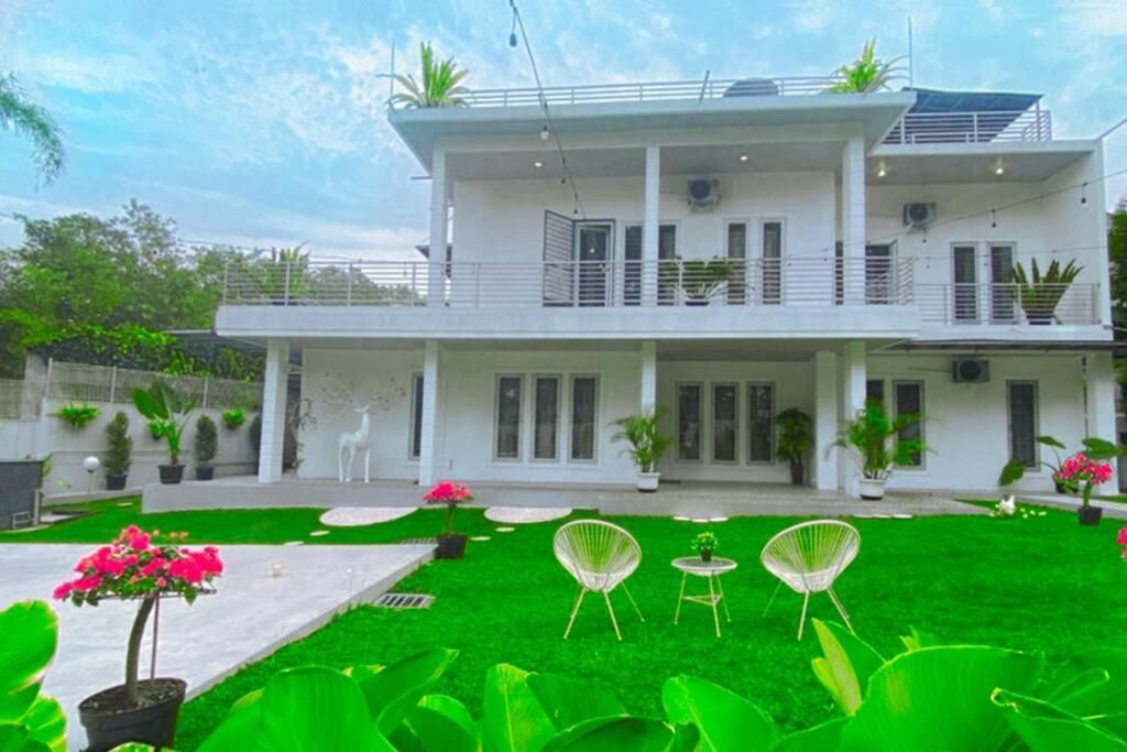 Garden Villa By Villapedia Богор Екстериор снимка