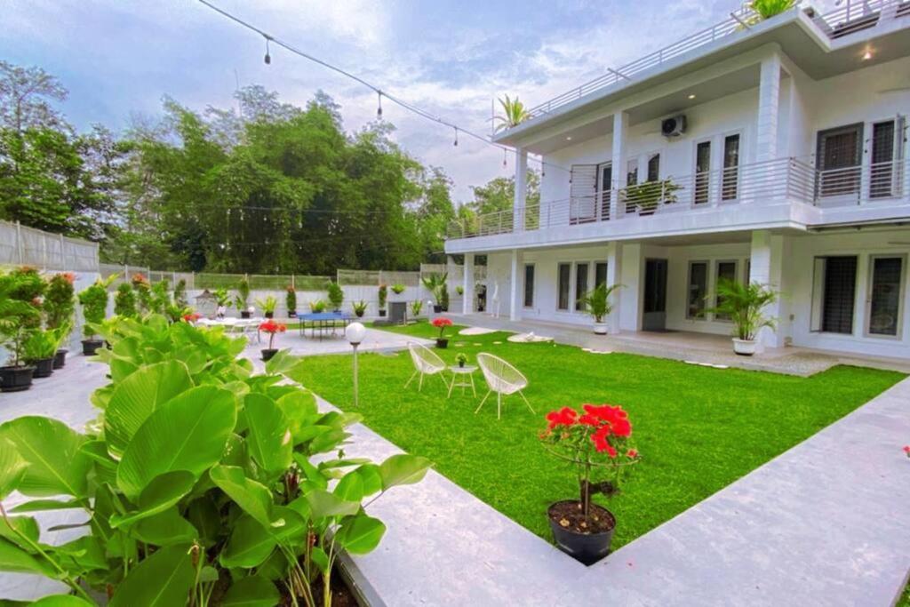 Garden Villa By Villapedia Богор Екстериор снимка